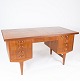 Skrivebord i teak af dansk design fra 1960erne. 5000m2 udstilling.
