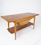 Sofa- og sybord i eg og teak af dansk design fra 1960erne. 5000m2 udstilling.