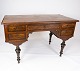 Desk of walnut, in great antique condition from the 1860s. 5000m2 showroom.
