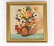 Oliemaleri med blomster motiv og forgyldt ramme, signeret A.T. fra 1946. 