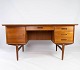Skrivebord i teak af dansk design fra 1960erne. 5000m2 udstilling.