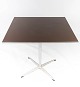 Spisebord af metal og laminat designet af Arne Jacobsen og fremstillet af Fritz Hansen. 5000m2 udstilling.
