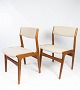Sæt af spisestuestole i teak og polstret med lyst stof, designet af Erik Buch fra 1960erne. 