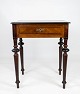 Sidebord i mahogni med intarsia af valnød og ibenholt, i flot antik stand fra 1860. 5000m2 udstilling.