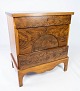 Antik kommode af mahogni og med intarsia, i flot stand fra 1840erne.5000m2 udstilling.