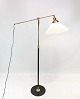Gulvlampe, model 349, i messing og sort metal af Le Klint. 5000m2 udstilling.
