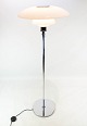 PH 4 1/2-3 1/2 standerlampe i højglans krom med skærme af hvidt opal glas.