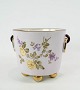 Urtepotteskjuler i lyse farver dekoreret med blomster, i flot brugt stand fra 1870erne. 
