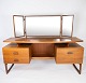 Sminkebord i teak af engelsk design fra 1960erne. 5000m2 udstilling.