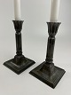 Par Just Andersen lysestager i diskometal med kanellerede stammer. Masser af patina