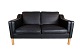 Sort læder 2 personers sofa med ben af eg, fremstillet af Stouby Møbler fra 1960erne.
