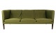 Tre personers sofa, Model AP 18S, polstret med grønt uldstof og ben af mørkt træ, designet af Hans J. Wegner fra 1960erne. 5000m2 udstilling.