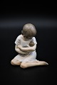 Royal Copenhagen porcelænsfigur af pige siddende med sin lille søster (pige & baby)H:13cm.RC# 1938.