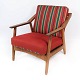 Armstol i eg og polstret med rødt stof, designet af H. Brockmann Pedersen fra 1960erne.