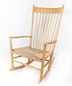 Gyngestol, model J16, i bøgetræ og flet, designet af Hans J. Wegner i 1944.5000m2 udstilling.