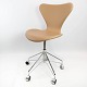Syver kontorstol, model 3117, uden armlæn og drejefunktion med original polstring i lyst naturlæder læder designet af Arne Jacobsen i 1950erne og fremstillet af Fritz Hansen.5000m2 udstilling.