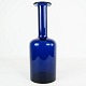 Vase i mørkeblåt glas designet af Otto Bauer for Holmegaard.
