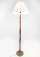 Gulvlampe i palisander og messing, af dansk design fra 1960erne.5000m2 udstilling.