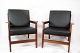 Et par hvilestole i poleret træ og sort klassisk læder af dansk design fra 1960erne. 5000m2 udstilling.