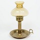 Petroleumslampe med glas skærm og af messing, i flot antik stand fra 1960erne.5000m32 udstilling.