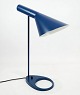 Mørkeblå bordlampe designet af Arne Jacobsen og fremstillet af Louis Poulsen.5000m2 udstilling.