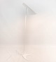 Hvid gulvlampe designet af Arne Jacobsen og fremstillet af Louis Poulsen.5000m2 udstilling.