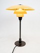 PH 3-1/2 2-1/2  patented. Bordlampe med bruneret metal stel og gul mat opal skærme med gennemgående afbryder fra år 1933. 5000m2 udstilling.