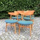 Hans J. Wegner; Sæt på seks spisebordsstole af ege- og teaktræ, blågrøn uld, model CH-30