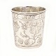 Sølvbæger. Lille kraftigt sølvbæger prydet med stiliserede blomster og navnetræk med datering 1699. Danmark. Sandsynligvis bryllupsbæger. H: 7,1cm. V: 103gr