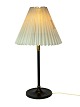 Bordlampe med stel af sort metal og messing med papir skærm, af dansk design af Le Klint fra 1960erne. 