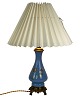 Bordlampe med blåt opal glas dekoreret med guld og af bronze, med papir skærm, fra 1890erne.