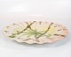 Stor middagstallerken i lyse farver af italiensk porcelæn. 