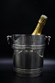 Gammel fransk forsølvet/messing champagnekøler fra "Christofle" i en rigtig lækker kvalitet med fin patina.H:21,5cm. Dia:19cm.