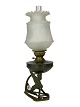 Petroleumslampe i jugendstil af bruneret messing fra omkring 1920erne. 