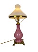 Bordlampe med stel af rosa opaline glas og skærm af hvidt opalline glas, samt fod af messing, af Fyns Glasværk fra 1930erne. 