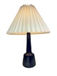 Keramik bordlampe med mørkeblå glasur af Palshus og Le Klint fra 1970erne.5000m2 udstilling.