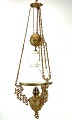 Stor petroleumslampe af patineret messing og skærm af hvid opal glass fra omkring 1880erne. 