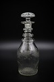 Gammel 1800 tals mundblæst glas karaffel med bladranke slibning.Højde: 20cm.