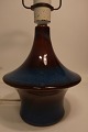Søholm Bordlampe Mørk Blå med brunt Søholm nr. 1066Stemplet Søholm Denmark StentøjH: 27cm u/stativB: 17cmH m/stativ: 38cmStativet til skærmen kan tages af og stativet er ikke med i prisen