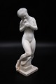 Hvid glaseret keramik figur fra Kähler af kvinde med æble.Højde: 28cm. Er i hel og i fin stand.
