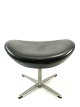 Skammel til Ægget, model 3127, polstret i sort elegance læder, designet af Arne Jacobsen i 1958 og fremstillet af Fritz Hansen i 1998. 5000m2 udstilling.