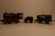 Pioner Ekspressen Vintage model el-tog Lokomotiv, Tender, 3 vogne (heraf 1 Castrol Lubrigation Service) samt skinner 9 buede + 4 lige (med rust)OBS: Med brochure/detaljeret beskrivelse (mindre god stand, men det kan læses)Af Knud Petersen Kbhvn S
