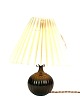 Bordlampe i diskometal af Just Andersen. 