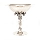 Georg Jensen stor drueopsats. Stor let hammerslået "Grape" drue opsats i sterlingsølv. Formgivet af Georg Jensen 1918. Fremstillet efter 1945. #264B. H: 31,2cm. V: 1.843gr