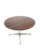 Sofabord i palisander designet af Arne Jacobsen og fremstillet af Fritz Hansen i 1987. 