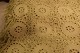 Stort sengetæppe håndhækletHæklet i et smukt utraditionelt mønster med frynser200cm x 150cmFarve: Lys gul/beige