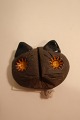 Sjælden keramik af Hildegon, den kendte keramiker fra Als i Sønderjylland.1 stk. Knivbænkknivbuk, formet som et kattehoved, 4,5cm x 3,5cm, Dkr. 125,-Vi har et godt udvalg af keramik fra Hildegon
