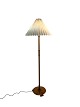 Gulvlampe i valnød med papirskærm, af dansk design fra 1960erne. 5000m2 udstilling.