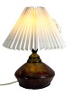 Keramik bordlampe i brune farver med papirskærm, af Herman A. Kähler fra 1940erne. 5000m2 udstilling.