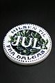 Lille rund juleplatte fra Aluminia i fajance."Hilsen til JUL fra Dalgas" Dia.:9cm...